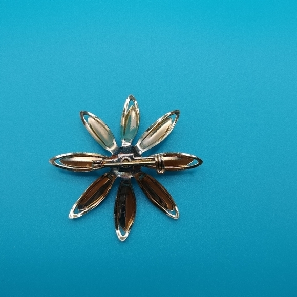 Vintage Metal Flower Brooch Daisy Spring Fashion Gold Tone Faux Pearl - Picture 3 of 6